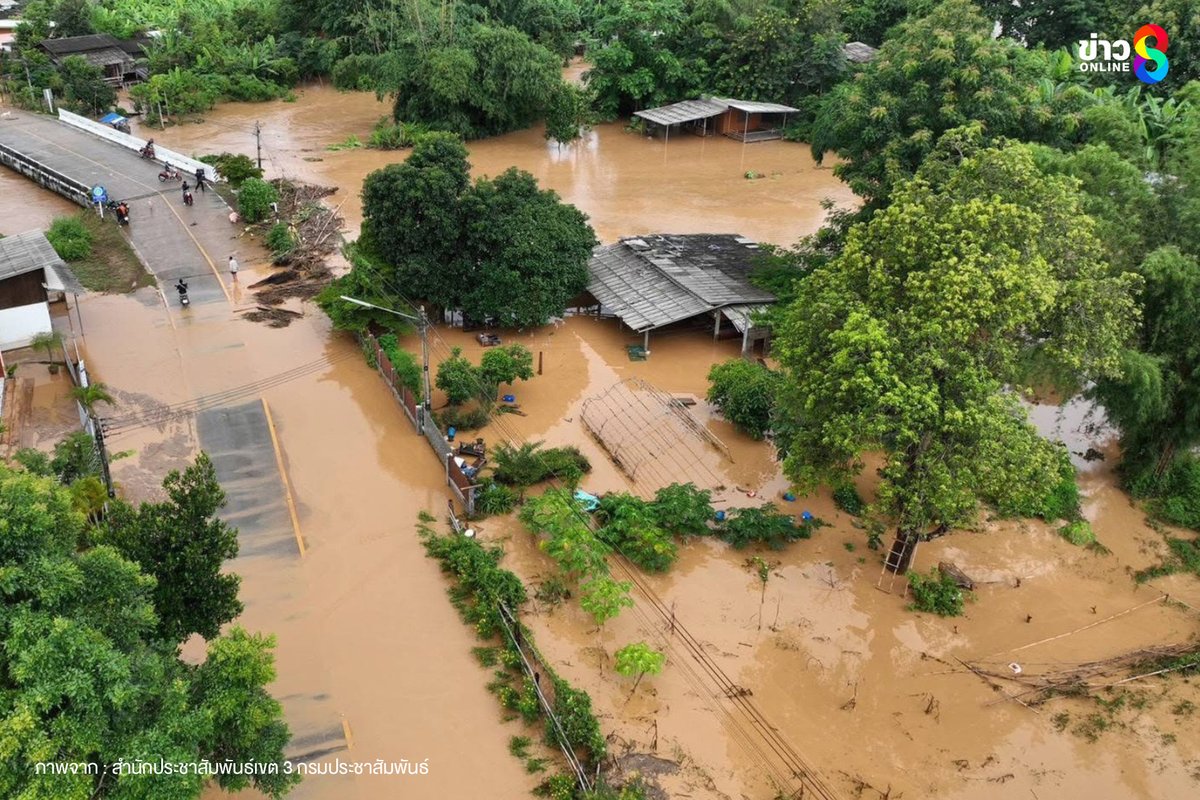 thaich8news's tweet photo. แม่ฮ่องสอนสาหัส! ภาพความเสียหายจากอุทกภัยพายุ “บัวลอย” มวลน้ำป่���ซัดสะพานขาด ท่วมถนนและบ้านเรือนที่ บ้านสบหาร ต.บ้านกาศ อ.แม่สะเรียง https://t.co/zrAgPc6oHv