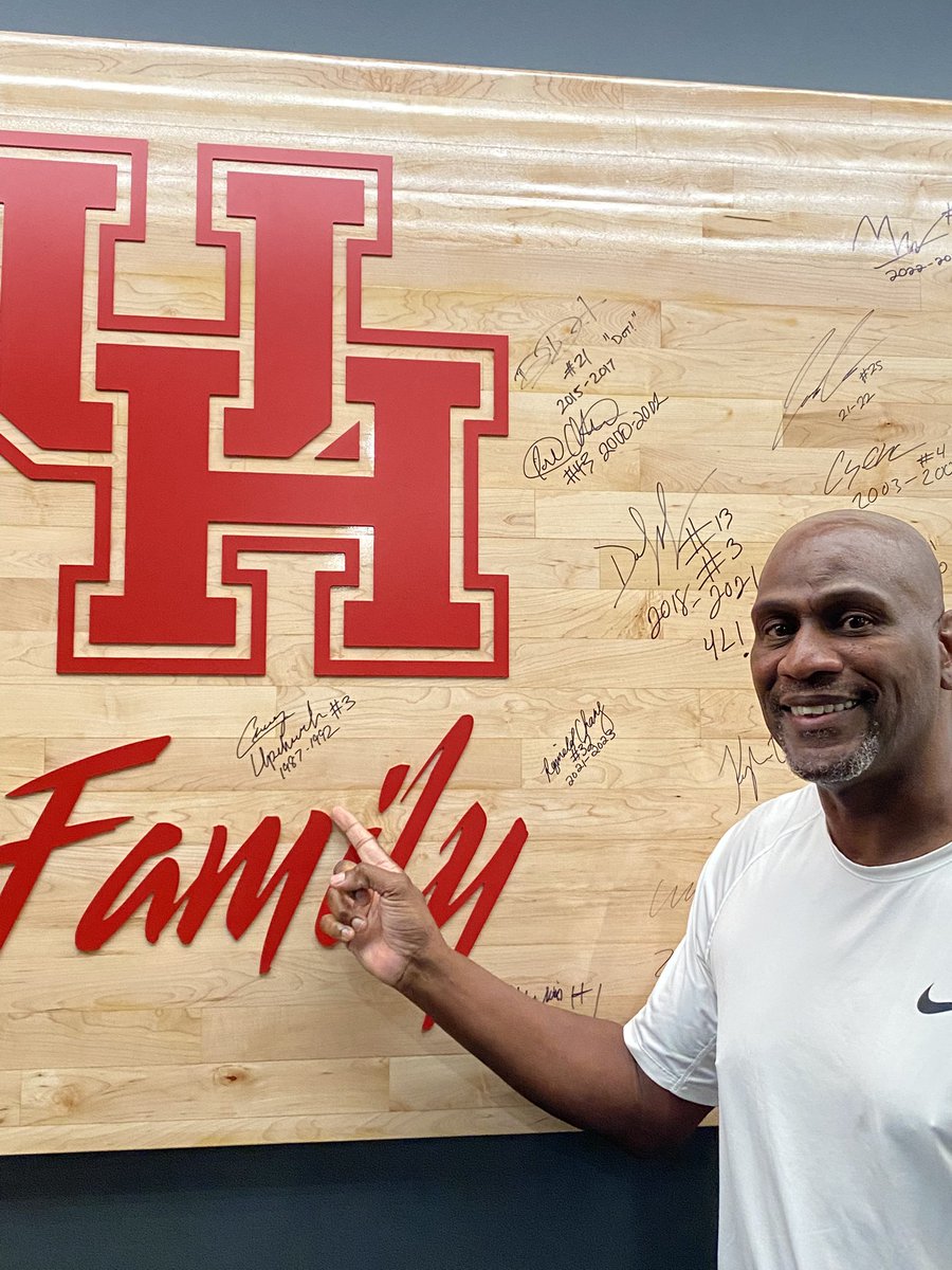 batley_bilal's tweet photo. Great having UH GREAT - Craig Upchurch (90’s) stop by practice today! Craig played power forward and is the 4th leading scorer in UH basketball history. WE appreciate you Craig! 
#ForTheCity #AlumniFirst https://t.co/XaLl8nwYJP
