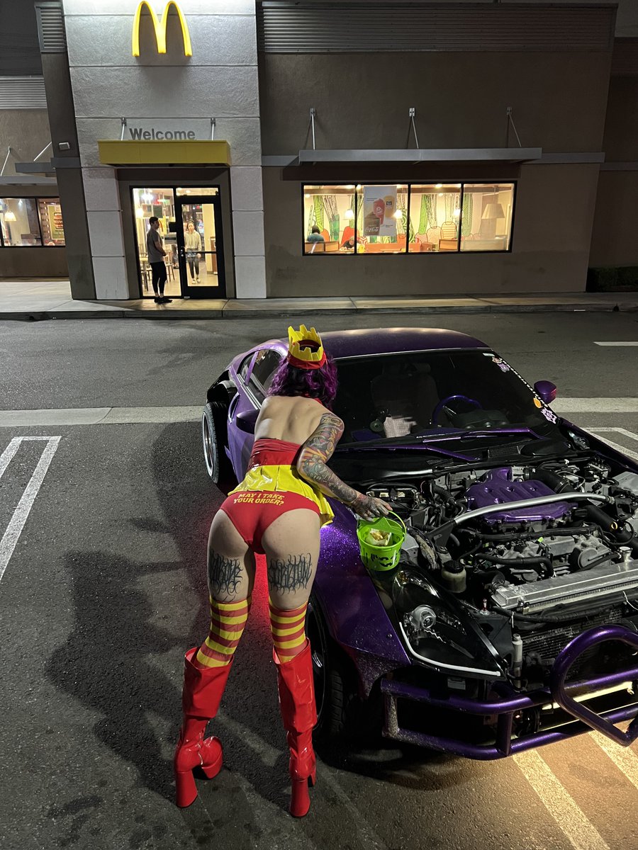 MiniTruckMommy's tweet photo. May I take your order?! 🍔🍟🤡 https://t.co/WF8KEaFoCm