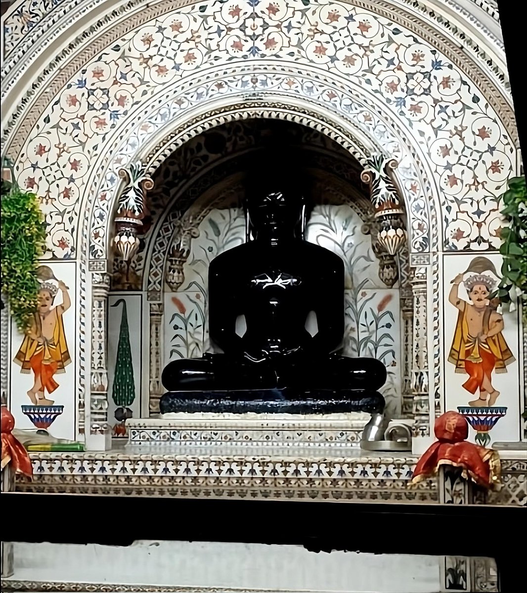 श्री शीतलनाथ भगवान के मोक्ष कल्याणक की सभी को हार्दिक शुभकामनाएं।

आगरा में एक ऐसी प्राचीन प्रतिमा विराजमान है, जो श्वेतांबर मंदिर के पास खुदाई के दौरान प्राप्त हुई थी। इस प्रतिमा पर दिगंबर और श्वेतांबर—दोनों समाजों ने दावा किया था। चूंकि प्रतिमा जहां से निकली थी, वहां से उसे कोई