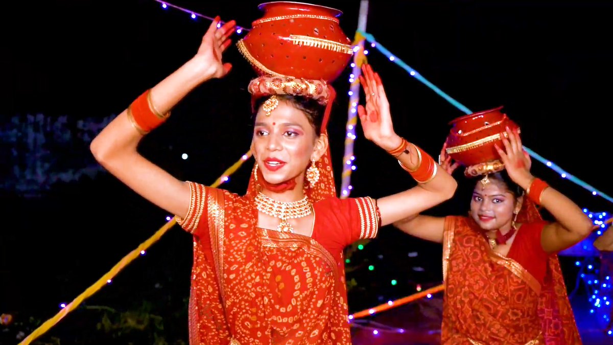 आजकल देखS तानी, चारो ओर गरबा नाइट मनावल जात बा...मनाईं, जरूर मनाईं…काहे कि हर संस्कृति के सम्मान करल जरूरी बा।

बाकी दिल से एगो बात कहे के मन कर रहल बा…

बिहार आ पूर्वांचल संस्कृति के एगो अनमोल धरोहर बा, "झिझिया", जे के धीरे-धीरे लोग भुला रहल बा! 

आज डर लागेला कि कहीं आधुनिकता