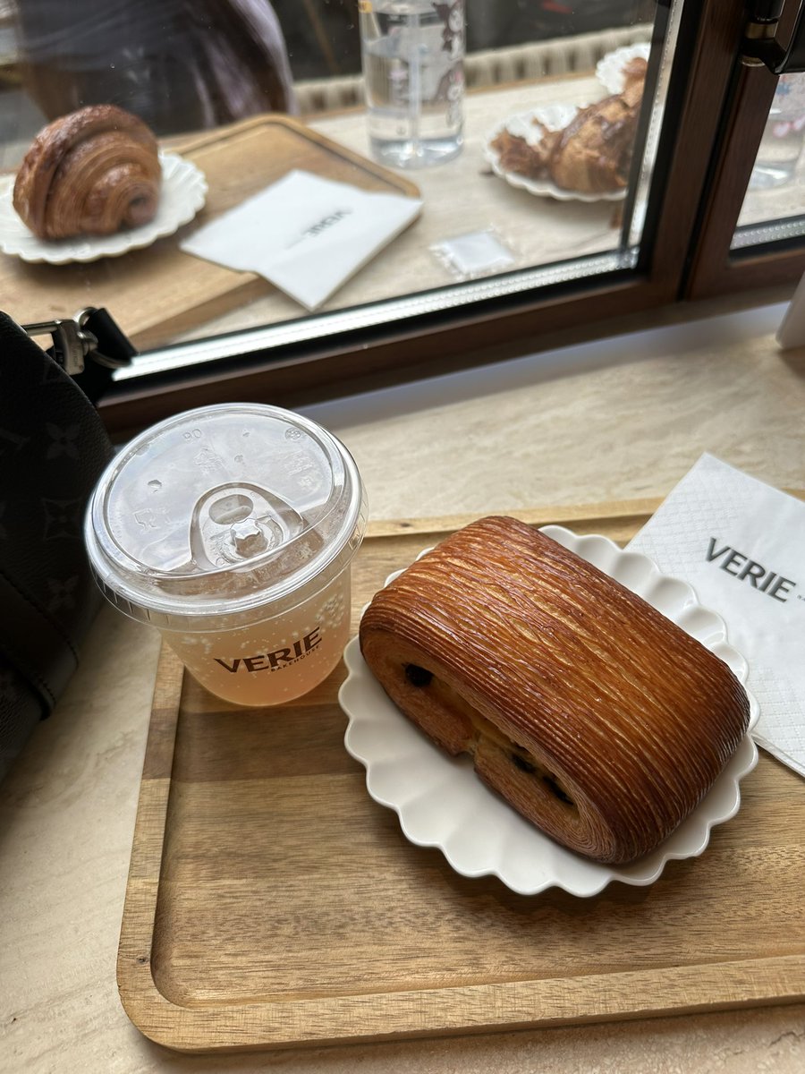 Dysukii's tweet photo. Jour 2, franchement ce faire livrer tous ce que tu veux devant t’as porte d’hôtel, j’aime trop mdrr https://t.co/Uw6q6mKIrD