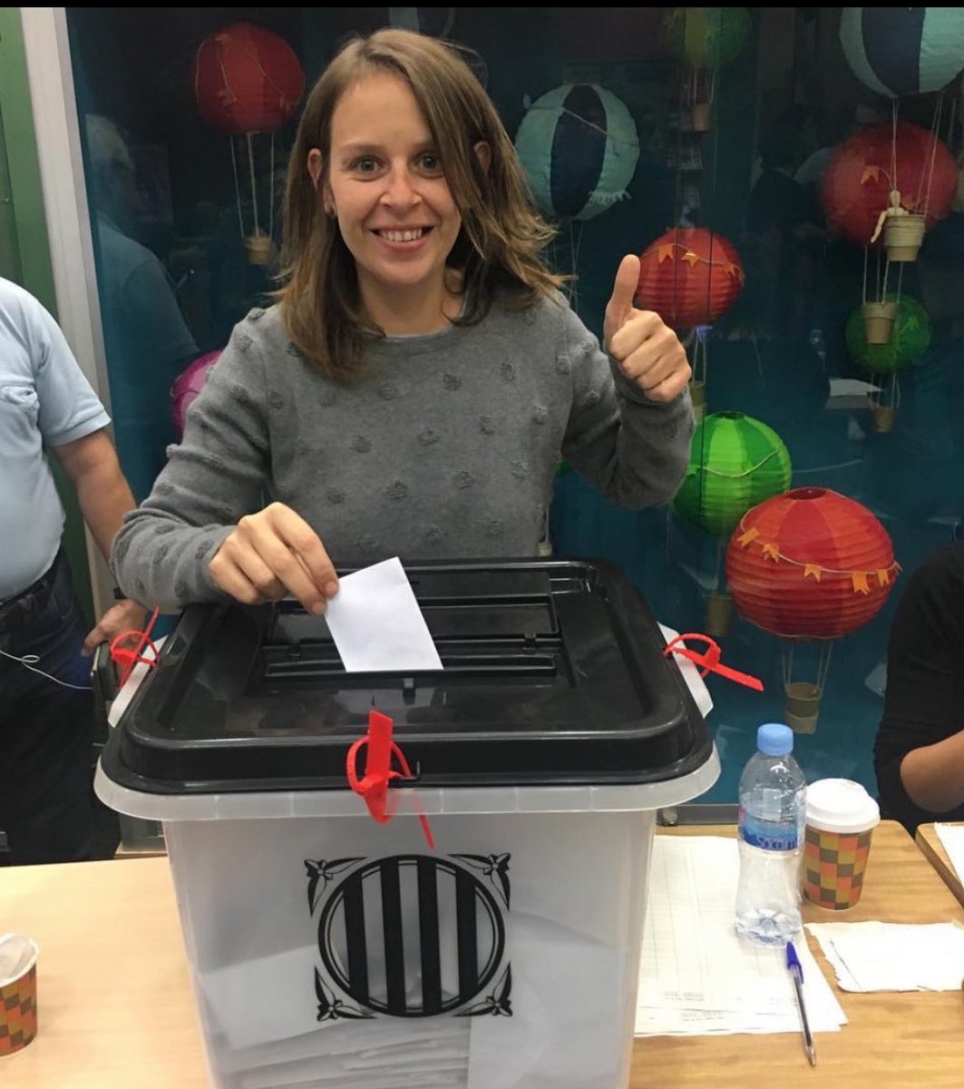 AnnaRR82's tweet photo. Avui fa 8 anys que vam defensar les urnes amb el cos i la dignitat. El poble va guanyar i els polítics botiflers ens van vendre. No oblidem, no perdonem! Visca Catalunya lliure, sempre! https://t.co/kbIyLxsU7c