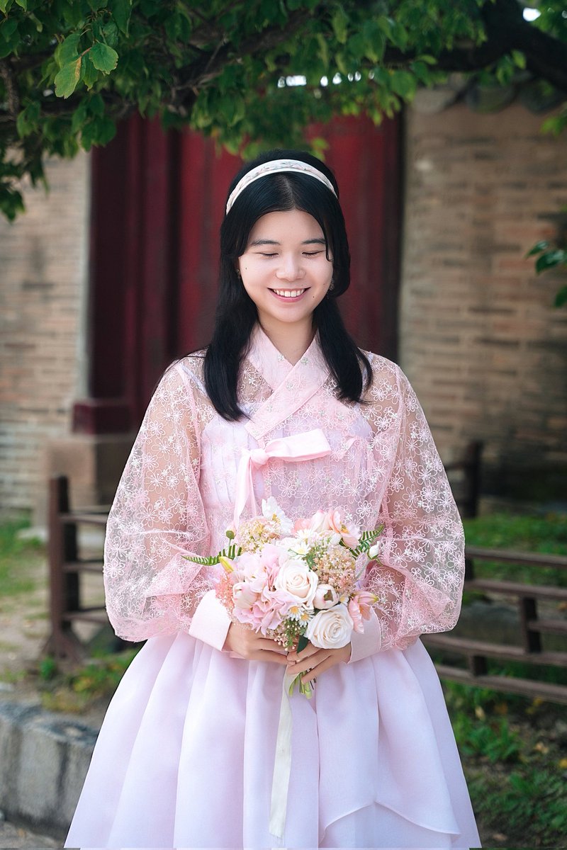 GongbangDear's tweet photo. 처음 도전해본 스냅촬영 결과물이 너무 예쁘게 나와서 자랑해봅니다🥰🩷

사진 : 두목님(@Luke__pic)
의상 : 체크마이레시피 인어한복, 뽀뿌리 오얏저고리
액세서리 : 디어공방 좋은 날 머리핀, 자두 과일화채 귀걸이, 양감 땋은 머리띠, 젬나래 고름목걸이 https://t.co/xTDIlHhNY2