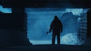 merlinpapin3's tweet photo. .@FredOL69007 Vu le film #DeliveryRun de Joey Palmroos (2025) avec Liam James Alexander Arnold Jussi Lampi Darren McStay Arthur Sylense Nadine Higgin
Un chauffeur de livraison de nourriture est pris dans une poursuite mortelle dans la nature glacée du Minnesota, poursuivi par un conducteur de chasse à neige fou pour des raisons inconnues, confronté à des situations mortelles et forcé de surpasser son poursuivi sans relâche seul.
Delivery Run de Joey Palmroos se présente comme un film de genre minimaliste : un pauvre bougre, livreur de pizzas, se retrouve poursuivi dans une neige épaisse par un mystérieux conducteur de chasse-neige. Sur le papier, l’idée rappelle forcément les grands classiques de la poursuite obsessionnelle, mais à l’écran, l’impression de déjà-vu domine. Le problème, c’est qu’on a tous en tête le chef-d’œuvre fondateur : Duel de Steven Spielberg. Et quand on se mesure à ce film-là, tout le reste paraît secondaire.
L’histoire, ici, est limpide : le livreur, silhouette solitaire et fatiguée, traverse de nuit un décor enneigé. Il n’a pas de nom, pas de profondeur réelle — juste un visage marqué par la fatigue et l’anonymat de ceux qu’on oublie dès qu’ils ont déposé leur boîte de pizza. Puis surgit le danger : un chasse-neige gigantesque, menaçant, qui le prend en chasse sans explication. Pas de dialogue, pas de raison. Simplement la mécanique implacable de la traque.
Le souci, c’est la forme. Tout est filmé dans une obscurité presque totale. Oui, les pizzas se livrent surtout la nuit, mais ce choix appauvrit le film : on distingue mal l’action, la neige n’est qu’une masse grise, et la peur ne prend jamais. Spielberg, lui, avait su transformer l’asphalte et la lumière du jour en cauchemar haletant. Palmroos, en comparaison, étouffe son film dans les ténèbres.
Le casting n’aide pas : le livreur reste un archétype, réduit à courir, trébucher, se cacher, sans jamais exister autrement. On attend un moment où il prendrait chair, où sa peur deviendrait la nôtre. Mais rien. Quant au chasse-neige, il est filmé comme un monstre métallique, certes, mais sans la personnalité diabolique que Spielberg avait su insuffler à son camion anonyme.
On sort de Delivery Run avec l’impression d’un exercice appliqué mais fade. Pas de peur véritable, pas de suspense durable, juste une déclinaison de motifs usés. Le seul frisson naît presque par accident : celui de la pizza qui refroidit, ballottée dans le froid nocturne, condamnée à être livrée glaciale après une interminable course.
Désolé Joey quand le Goat Spielberg passe les autres trépassent pour la tension moderne et implacable — difficile de se hisser à leur hauteur. Delivery Run reste mineur, un film de poursuite sans nerf, qui ne fait pas trembler. La vraie angoisse, finalement, c’est de mordre dans une pizza froide.