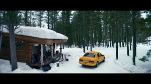 merlinpapin3's tweet photo. .@FredOL69007 Vu le film #DeliveryRun de Joey Palmroos (2025) avec Liam James Alexander Arnold Jussi Lampi Darren McStay Arthur Sylense Nadine Higgin
Un chauffeur de livraison de nourriture est pris dans une poursuite mortelle dans la nature glacée du Minnesota, poursuivi par un conducteur de chasse à neige fou pour des raisons inconnues, confronté à des situations mortelles et forcé de surpasser son poursuivi sans relâche seul.
Delivery Run de Joey Palmroos se présente comme un film de genre minimaliste : un pauvre bougre, livreur de pizzas, se retrouve poursuivi dans une neige épaisse par un mystérieux conducteur de chasse-neige. Sur le papier, l’idée rappelle forcément les grands classiques de la poursuite obsessionnelle, mais à l’écran, l’impression de déjà-vu domine. Le problème, c’est qu’on a tous en tête le chef-d’œuvre fondateur : Duel de Steven Spielberg. Et quand on se mesure à ce film-là, tout le reste paraît secondaire.
L’histoire, ici, est limpide : le livreur, silhouette solitaire et fatiguée, traverse de nuit un décor enneigé. Il n’a pas de nom, pas de profondeur réelle — juste un visage marqué par la fatigue et l’anonymat de ceux qu’on oublie dès qu’ils ont déposé leur boîte de pizza. Puis surgit le danger : un chasse-neige gigantesque, menaçant, qui le prend en chasse sans explication. Pas de dialogue, pas de raison. Simplement la mécanique implacable de la traque.
Le souci, c’est la forme. Tout est filmé dans une obscurité presque totale. Oui, les pizzas se livrent surtout la nuit, mais ce choix appauvrit le film : on distingue mal l’action, la neige n’est qu’une masse grise, et la peur ne prend jamais. Spielberg, lui, avait su transformer l’asphalte et la lumière du jour en cauchemar haletant. Palmroos, en comparaison, étouffe son film dans les ténèbres.
Le casting n’aide pas : le livreur reste un archétype, réduit à courir, trébucher, se cacher, sans jamais exister autrement. On attend un moment où il prendrait chair, où sa peur deviendrait la nôtre. Mais rien. Quant au chasse-neige, il est filmé comme un monstre métallique, certes, mais sans la personnalité diabolique que Spielberg avait su insuffler à son camion anonyme.
On sort de Delivery Run avec l’impression d’un exercice appliqué mais fade. Pas de peur véritable, pas de suspense durable, juste une déclinaison de motifs usés. Le seul frisson naît presque par accident : celui de la pizza qui refroidit, ballottée dans le froid nocturne, condamnée à être livrée glaciale après une interminable course.
Désolé Joey quand le Goat Spielberg passe les autres trépassent pour la tension moderne et implacable — difficile de se hisser à leur hauteur. Delivery Run reste mineur, un film de poursuite sans nerf, qui ne fait pas trembler. La vraie angoisse, finalement, c’est de mordre dans une pizza froide.