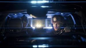 merlinpapin3's tweet photo. .@FredOL69007 Vu le film #DeliveryRun de Joey Palmroos (2025) avec Liam James Alexander Arnold Jussi Lampi Darren McStay Arthur Sylense Nadine Higgin
Un chauffeur de livraison de nourriture est pris dans une poursuite mortelle dans la nature glacée du Minnesota, poursuivi par un conducteur de chasse à neige fou pour des raisons inconnues, confronté à des situations mortelles et forcé de surpasser son poursuivi sans relâche seul.
Delivery Run de Joey Palmroos se présente comme un film de genre minimaliste : un pauvre bougre, livreur de pizzas, se retrouve poursuivi dans une neige épaisse par un mystérieux conducteur de chasse-neige. Sur le papier, l’idée rappelle forcément les grands classiques de la poursuite obsessionnelle, mais à l’écran, l’impression de déjà-vu domine. Le problème, c’est qu’on a tous en tête le chef-d’œuvre fondateur : Duel de Steven Spielberg. Et quand on se mesure à ce film-là, tout le reste paraît secondaire.
L’histoire, ici, est limpide : le livreur, silhouette solitaire et fatiguée, traverse de nuit un décor enneigé. Il n’a pas de nom, pas de profondeur réelle — juste un visage marqué par la fatigue et l’anonymat de ceux qu’on oublie dès qu’ils ont déposé leur boîte de pizza. Puis surgit le danger : un chasse-neige gigantesque, menaçant, qui le prend en chasse sans explication. Pas de dialogue, pas de raison. Simplement la mécanique implacable de la traque.
Le souci, c’est la forme. Tout est filmé dans une obscurité presque totale. Oui, les pizzas se livrent surtout la nuit, mais ce choix appauvrit le film : on distingue mal l’action, la neige n’est qu’une masse grise, et la peur ne prend jamais. Spielberg, lui, avait su transformer l’asphalte et la lumière du jour en cauchemar haletant. Palmroos, en comparaison, étouffe son film dans les ténèbres.
Le casting n’aide pas : le livreur reste un archétype, réduit à courir, trébucher, se cacher, sans jamais exister autrement. On attend un moment où il prendrait chair, où sa peur deviendrait la nôtre. Mais rien. Quant au chasse-neige, il est filmé comme un monstre métallique, certes, mais sans la personnalité diabolique que Spielberg avait su insuffler à son camion anonyme.
On sort de Delivery Run avec l’impression d’un exercice appliqué mais fade. Pas de peur véritable, pas de suspense durable, juste une déclinaison de motifs usés. Le seul frisson naît presque par accident : celui de la pizza qui refroidit, ballottée dans le froid nocturne, condamnée à être livrée glaciale après une interminable course.
Désolé Joey quand le Goat Spielberg passe les autres trépassent pour la tension moderne et implacable — difficile de se hisser à leur hauteur. Delivery Run reste mineur, un film de poursuite sans nerf, qui ne fait pas trembler. La vraie angoisse, finalement, c’est de mordre dans une pizza froide.