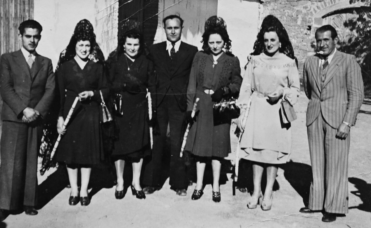 Priors i priores del Roser, vers 1943.
Identifiquem al mosso de cal Basté, Engràcia Meix, Soldada, Josep Maria Massanés, Teresa Riera, Elvira Riera, Ramon Puig.
#recordantora #memoriahistorica #memoriaoral #tora #arxiuapact