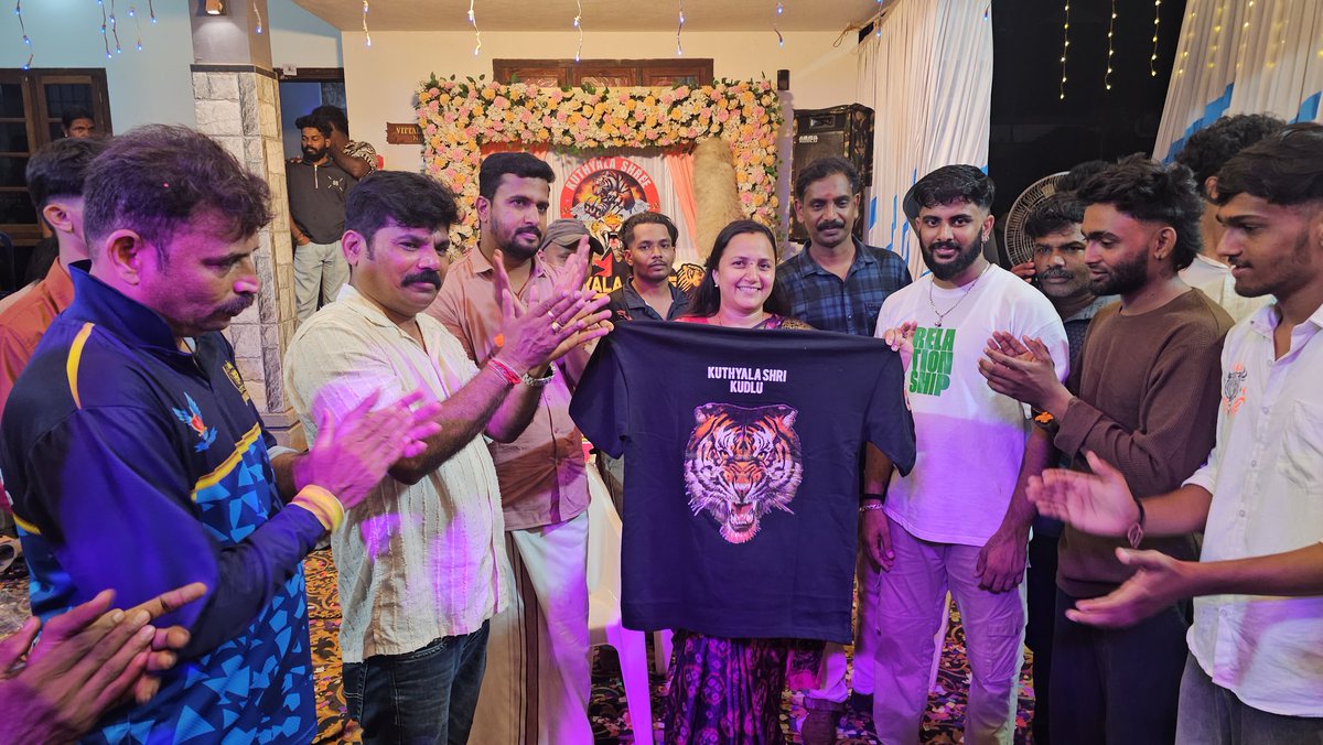 AshwiniML2's tweet photo. Visited the venue of the Tiger Dance organized by Kudlu Shri Kuthyala Tiger Friends and officially launched their team jersey.
#PiliGobbu #TigerDance #Dusshera #Navarathri https://t.co/mtFUCk1CrX