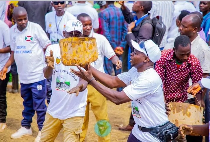 lionel_Mpawe's tweet photo. #J_2. Le #FlambeauDeLaPaix 19ᵉ édition, lancé à Cankuzo par S.E. @GeneralNeva, continue de symboliser le travail et la solidarité nationale.
Ce mardi, il a accompagné le bétonnage d’un bloc sanitaire au CDS de Murehe et l’achèvement de trois salles de classe à l’ECOFO Kigati. https://t.co/ROO1FLvdJU