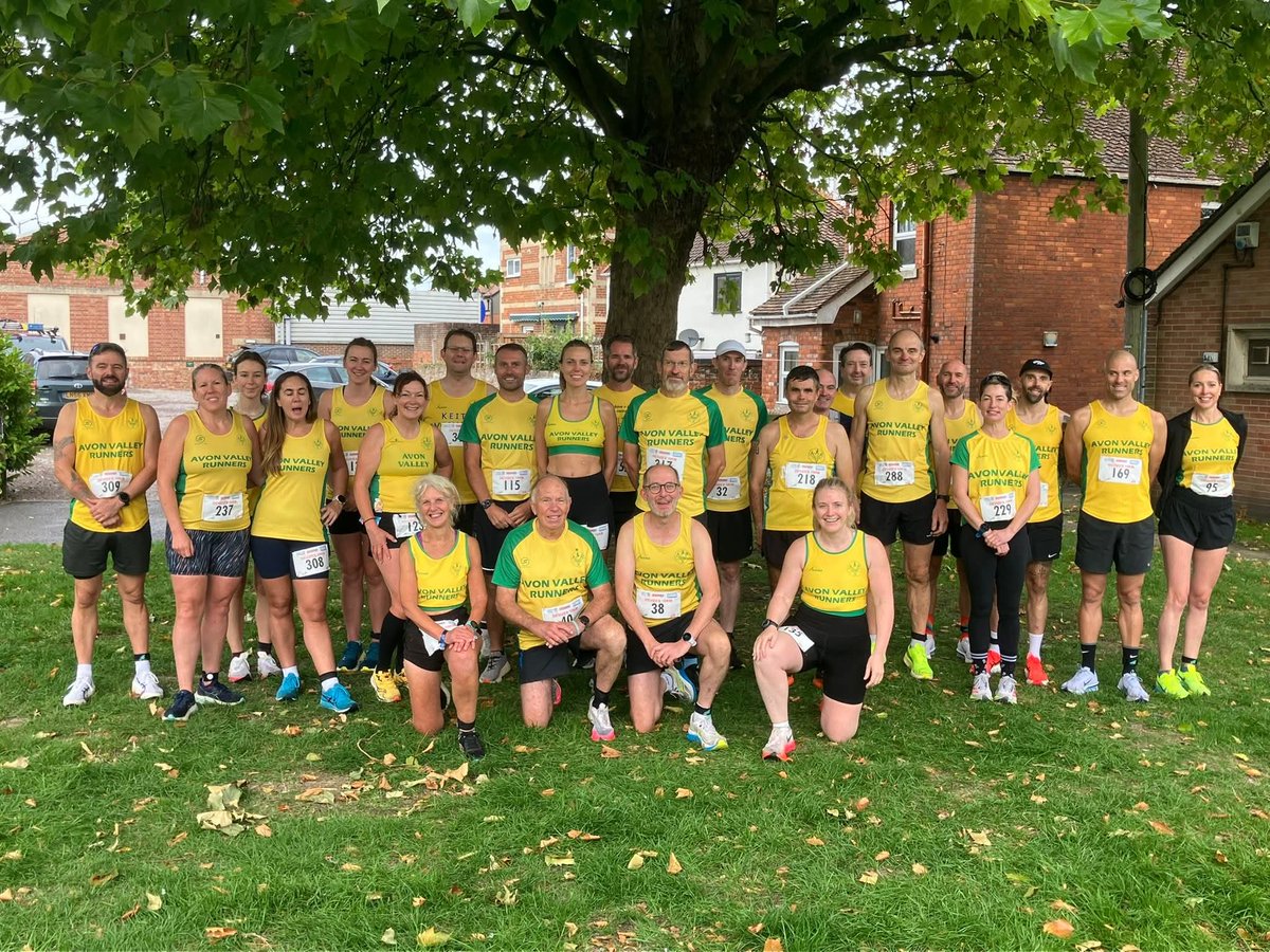On Sunday, 25 AVRs ran the Devizes 10k.

Jay, Neil and Dan all finished 6th, 7th and 8th within 3 seconds of each other!

We think we may also have won the WRRL title again, pending results. Fingers crossed! 💛💚

Results: results.sporthive.com/events/7375580…

📸 Photo by Martin Russsam