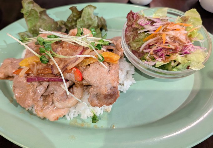 ネーム出来たんで字句修正前に朝ごはん食べてこ。今日はちょっと小洒落た喫茶店で小洒落た生姜焼きプレート。うまうま☺️ 