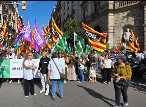 Avui delegades de <a href="/CCOOsanitat/">CCOOsanitat</a> i resta de <a href="/fssccoo/">FSS-CCOO</a> sortim cap a #Madrid per 
reivindicar que volem un nou Estatut Marc que contempli:
📌jubilació parcial i anticipada
📌reclassificació professional remunerada
📌35h/setmanals
📌i més...
#estatutoparatodas