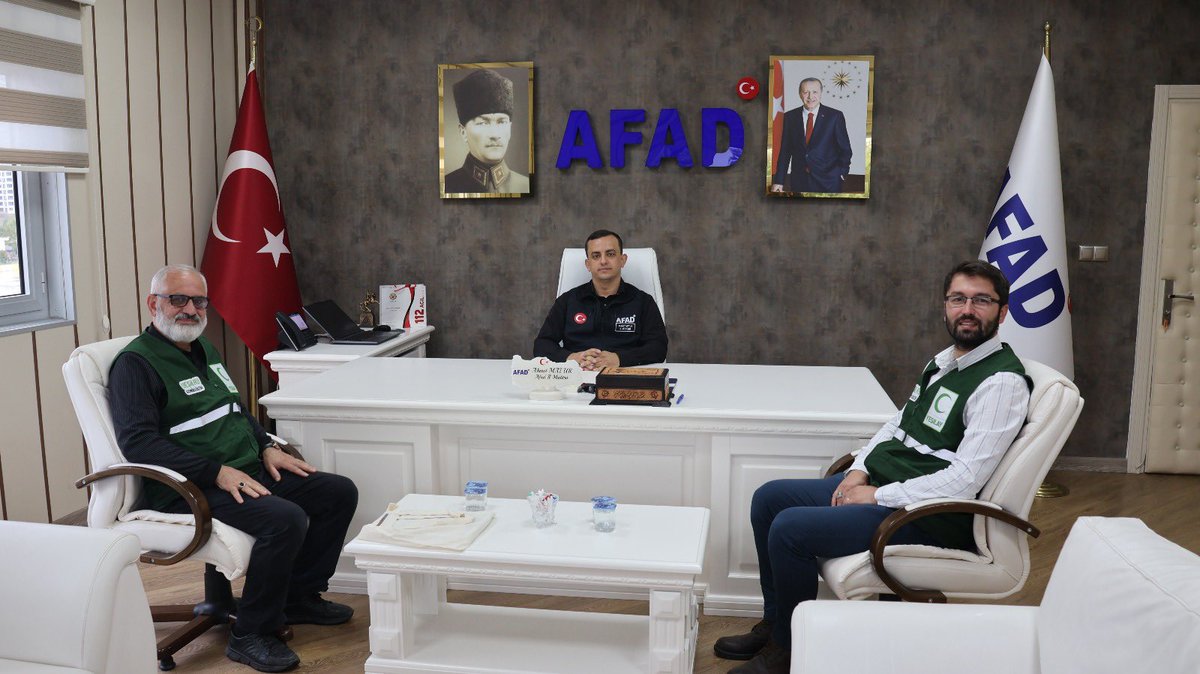 EmreGns55's tweet photo. 📍AFAD Samsun

Samsun İl Afet ve Acil Durum Müdürü olarak atanan Sn. Ahmet Matur’u ziyaret ederek, hayırlı olsun dileklerimizi ilettik

Sayın müdürümüze misafirperverliği nedeniyle teşekkür ediyor, görevinde kolaylıklar diliyoruz

#Samsun 
#Yeşilay 
@AFAD_Samsun @55samsunyesilay https://t.co/oTX17t5OZc