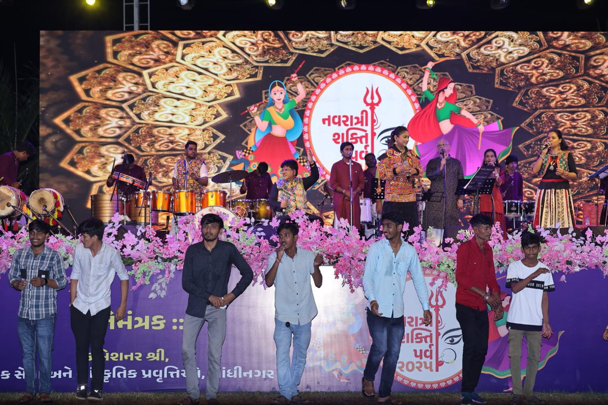 Cysca_Gujarat's tweet photo. નવરાત્રીના પાવન પર્વ નિમિત્તે ઉમિયા માતાના મંદિર, ઊંઝા ખાતે શક્તિ પર્વ ૨૦૨૫ના નવમા દિવસની અનોખી ઝલક.

સુશ્રી પ્રિયંકા બાસુના સુરો પર લોકોએ ગરબાની રમઝટ માણી.
.
.
.
.
#Navratri2025 #UnjhaUmiyaMataji #GarbaRamzat #LiveGarba #GujaratiCulture #Unjha #Garba #cysca #LiveNavratri #Mehsana