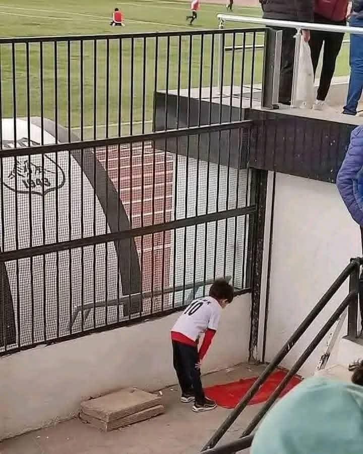 Alhamdulilah_m's tweet photo. Teach your children and brothers to pray, even in places where there are many people for entertainment.

#FreePalestine 
#Israel_Enemy_of_Humanity https://t.co/rAPV2WyvMd