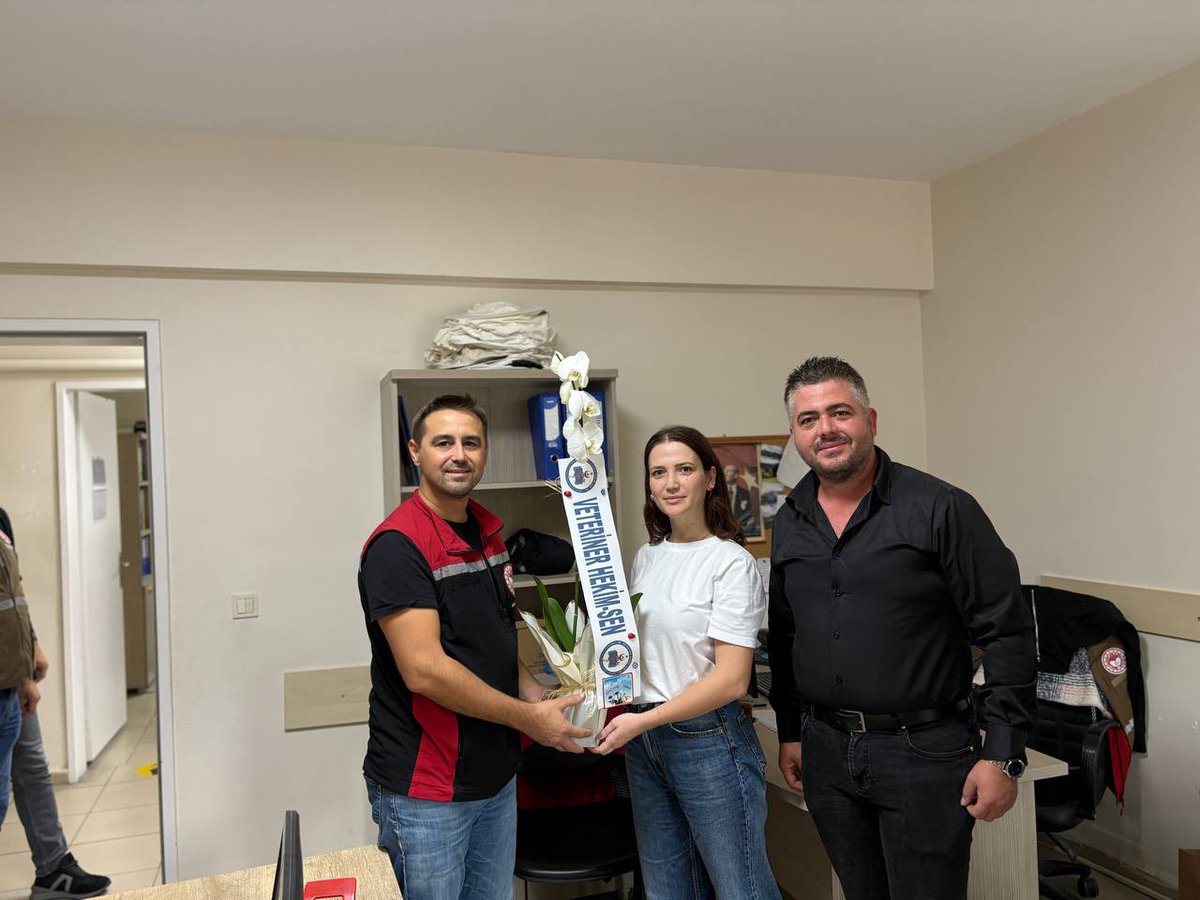 📍Manisa 

Veteriner Hekim-Sen Genel Başkan Yardımcımız Mesut Güneş tarafından,  #işkazası geçirerek ayak parmağını kıran Soma İlçe Tarım ve Orman Müdürlüğünde görevli Veteriner Hekim Fatma Zincirkıran’a geçmiş olsun ziyareti yapıldı.
 
Meslektaşımıza tekrar geçmiş olsun