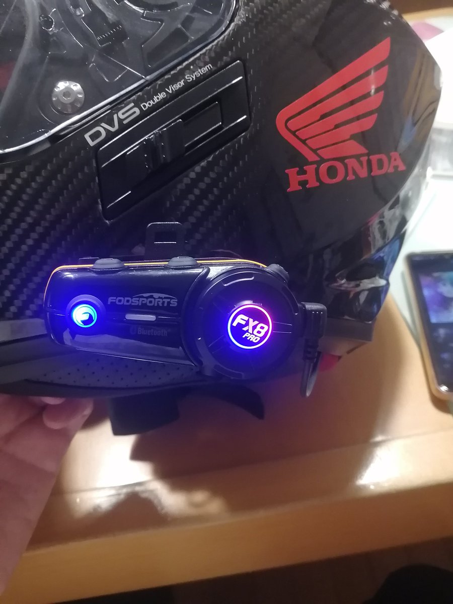 LiLyOCB1100R's tweet photo. ここんところ、オイラの高級インカムが1時間もバッテリーがもたない。
やはり、マスツーにはインカム必須、なので高級インカム買い替え。
インカム通信とナビ音声が同時に聞こえる、のはマスツーには最適だね。
#FODSPORTS
#FX8PRO
#マスツアラーですから
#インカム https://t.co/D3GQf6HxjA