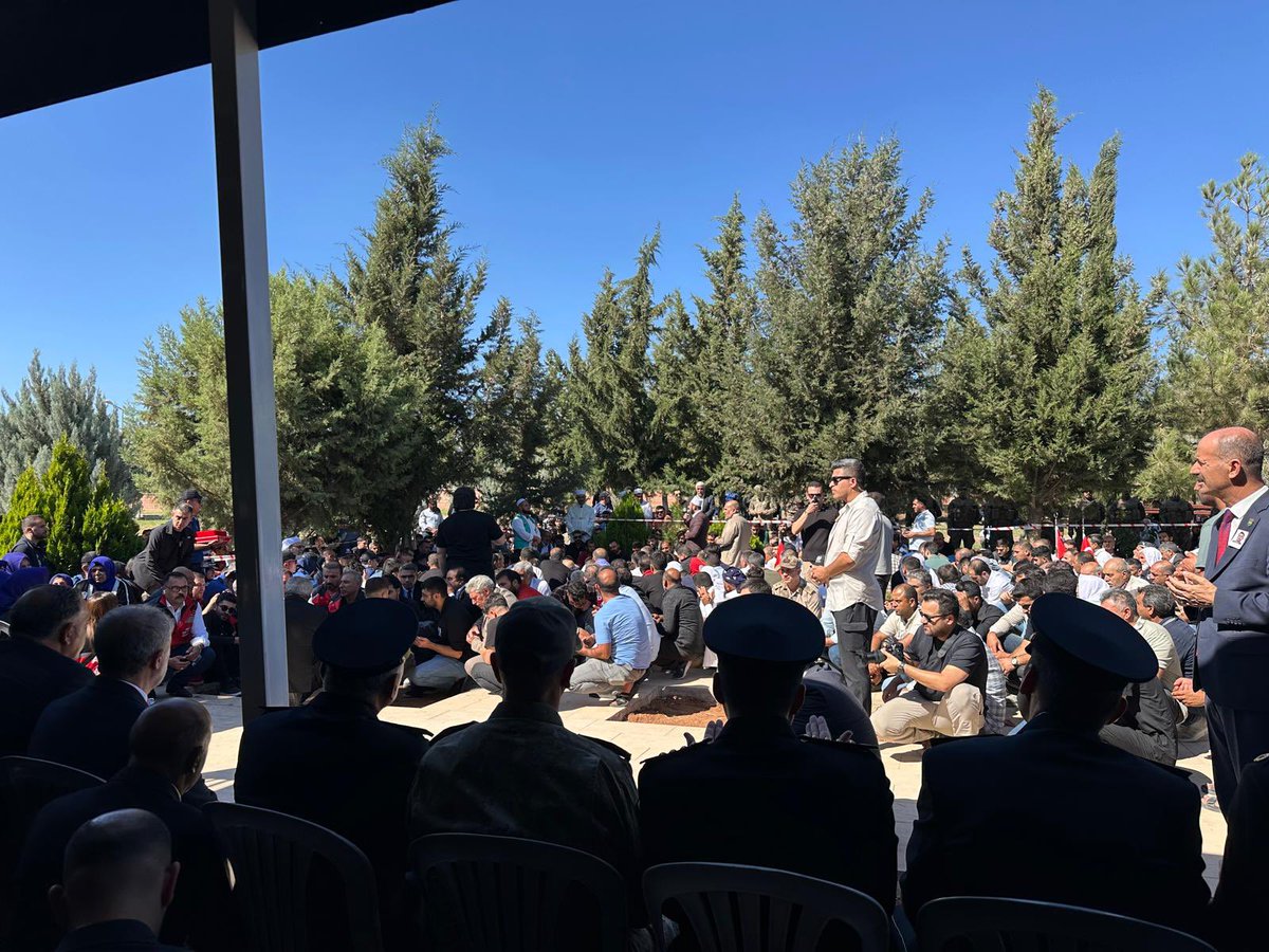 Bayrakları Bayrak Yapan Üstündeki Kandır.
Toprak Uğrunda Ölen Varsa Vatandır.
Şehidimizin cenaze törenine  İl başkanımız Sayın Ahmet Yetimoğlu ve il başkan yardımcılarımız katılım sağladı.
<a href="/erbakanfatih/">Dr. Fatih Erbakan</a> <a href="/nureddingul/">Nureddin GÜL</a> <a href="/MehmedAltinoz/">Mehmet Altınöz</a>