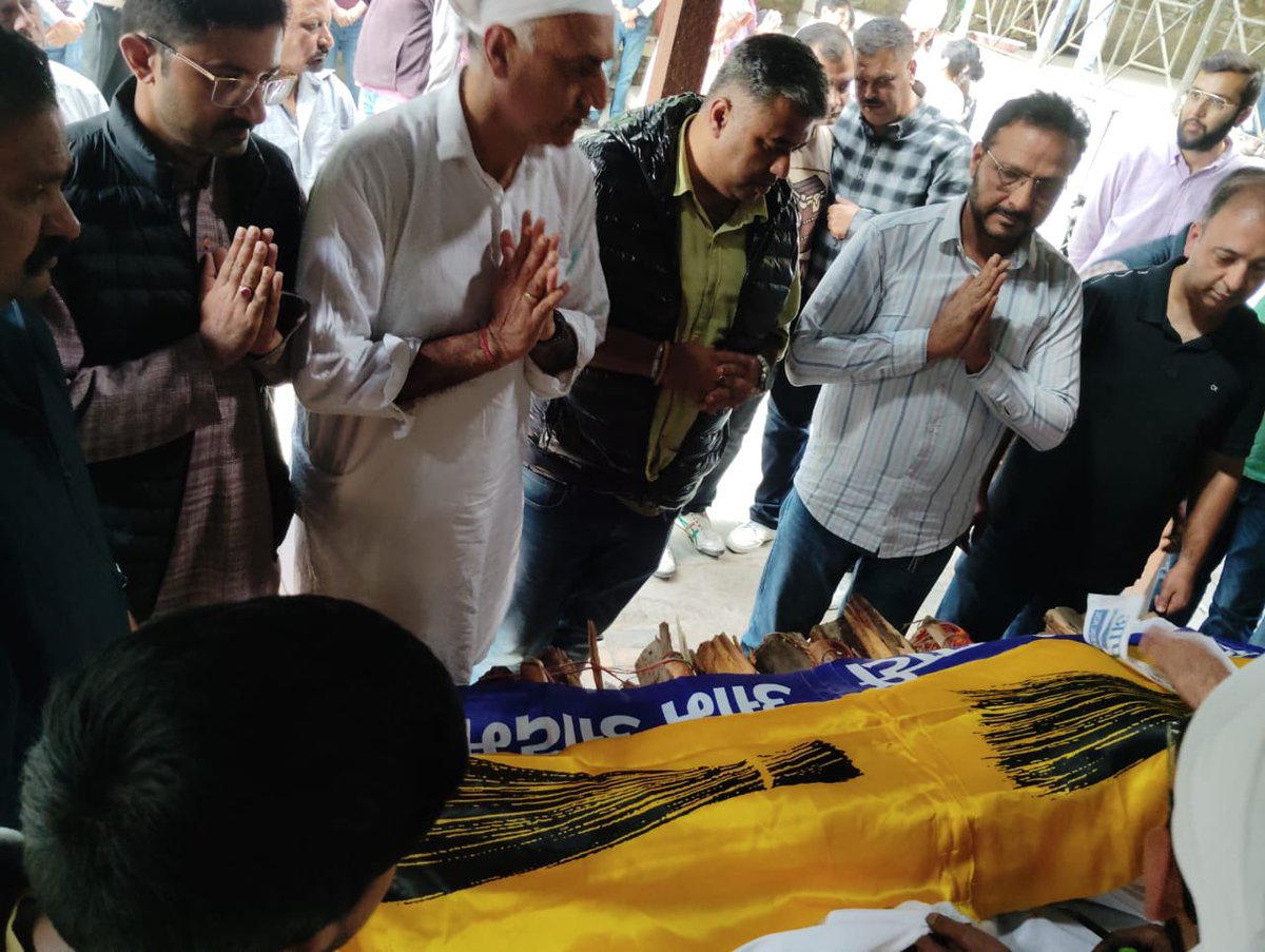 MLARituraj's tweet image. आम आदमी पार्टी हिमाचल प्रदेश के सच्चे सिपाही श्री देव राज दुग्गल जी का कल देहांत हो गया 
उनकी अंतिम इच्छा थी की मुझे आम आदमी पार्टी के झंडे में लपेट कर विदाई दी जाए 
ऐसा देशभक्त साथी खोने पर आम आदमी पार्टी पूरे परिवार को अपनी संवेदना व्यक्त करती है और उन्हें सलाम करती है