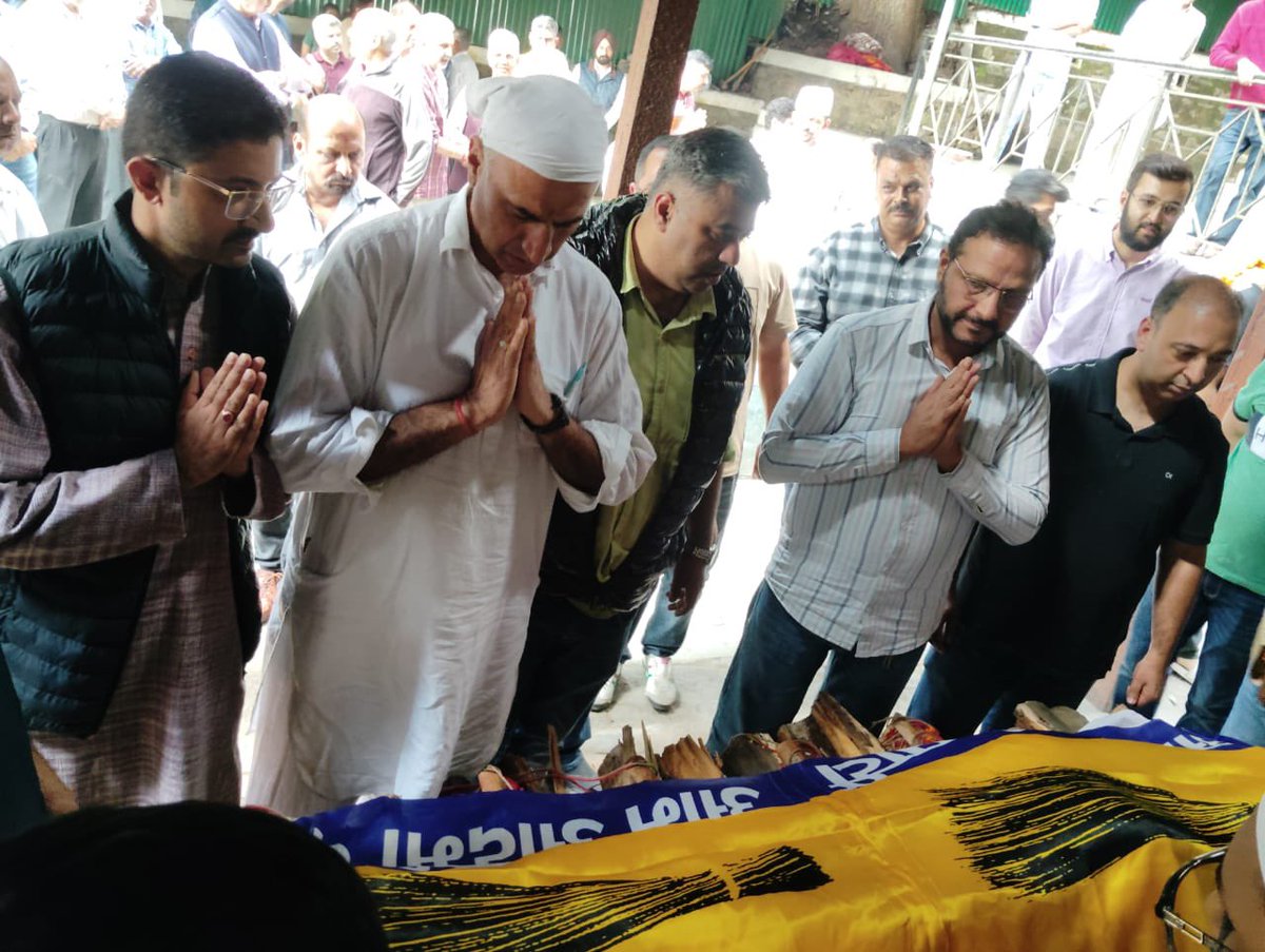 MLARituraj's tweet image. आम आदमी पार्टी हिमाचल प्रदेश के सच्चे सिपाही श्री देव राज दुग्गल जी का कल देहांत हो गया 
उनकी अंतिम इच्छा थी की मुझे आम आदमी पार्टी के झंडे में लपेट कर विदाई दी जाए 
ऐसा देशभक्त साथी खोने पर आम आदमी पार्टी पूरे परिवार को अपनी संवेदना व्यक्त करती है और उन्हें सलाम करती है