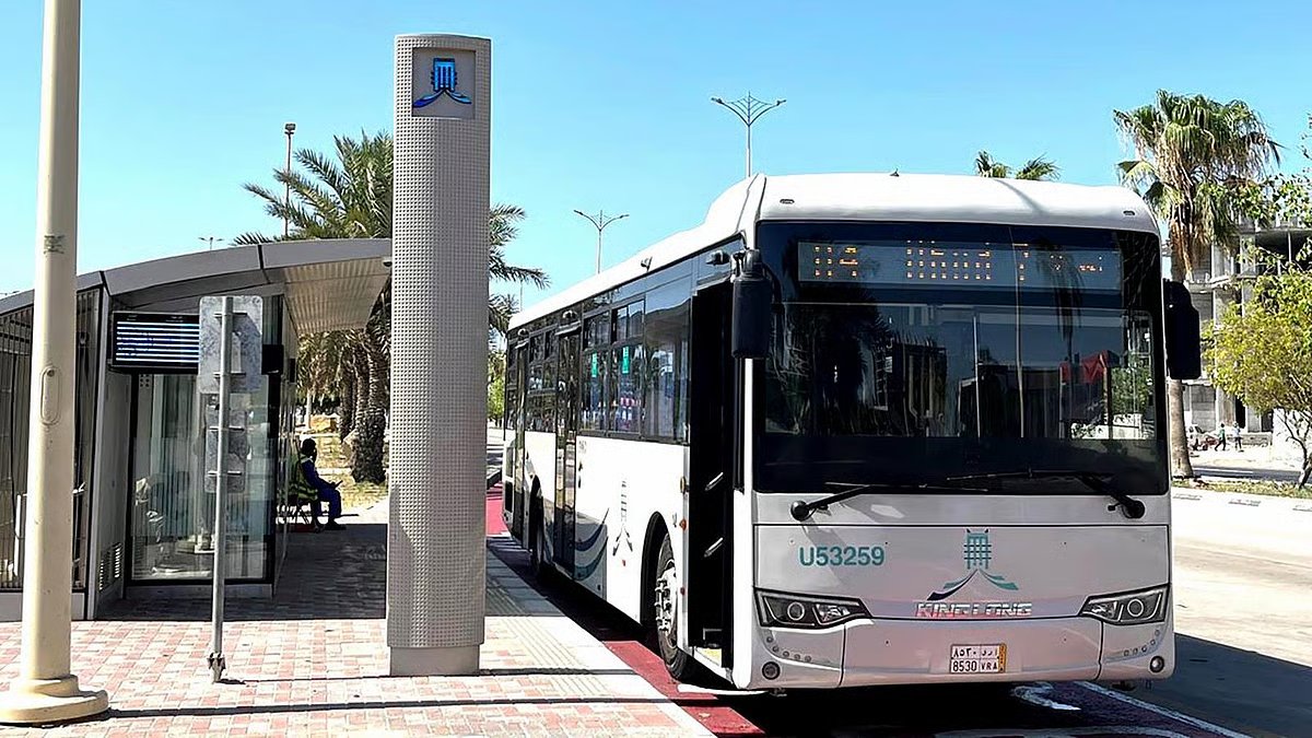 6.3 مليون راكب منذ الإطلاق 🚌
مشروع النقل العام بالحافلات في الدمام والقطيف يحقق نتائج لافتة منذ انطلاقه في 2023:

- نقل أكثر من 6.3 مليون راكب  
- يعمل بـ 85 حافلة على 10 مسارات و300 نقطة توقف  
- يخدم يوميًا 18 ساعة وبمتوسط 250 ألف راكب شهريًا  
- حافلات احتياطية لضمان