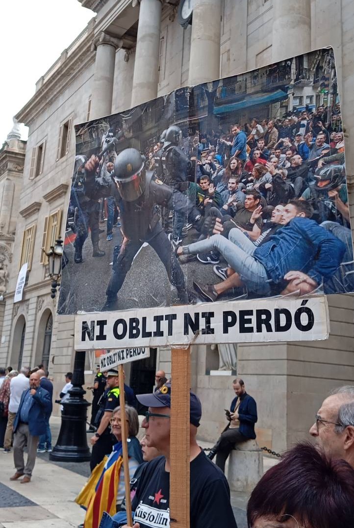 Una convocatòria anònima per xarxes ha impedit l'intent de l'Ajuntament de Barcelona de tapar la reivindicació de l'1-O per mitjà de la seva celebració institucional del dia de la gent gran. L'1-O, l'estelada i el record de les porres han estat a plaça Sant Jaume.
#NiOblitNiPerdó