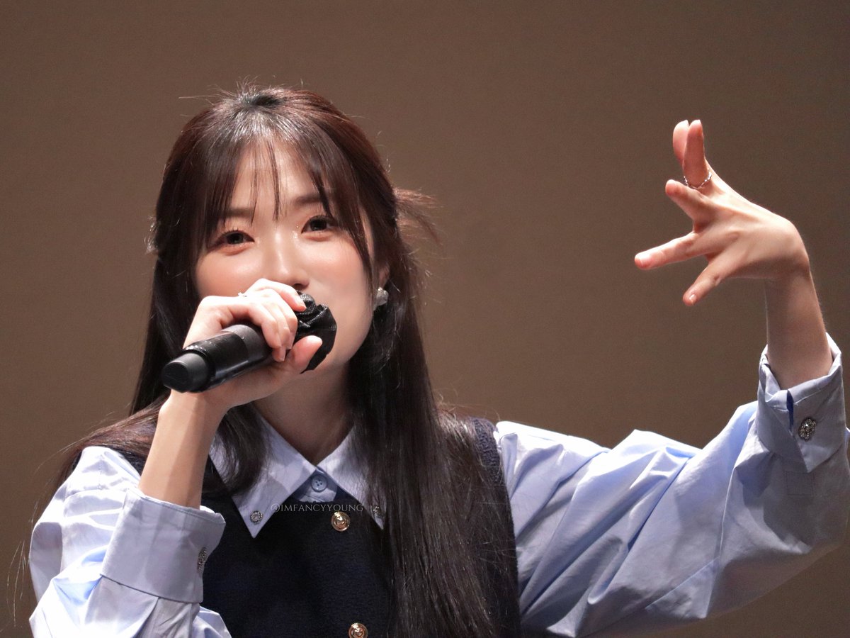 imfancyyoung's tweet photo. 250928丨Fromm Fansign💌HD

🎤🫱🏻

#김혜윤 #KimHyeYoon #金惠奫 https://t.co/XVZ5QtYUVo