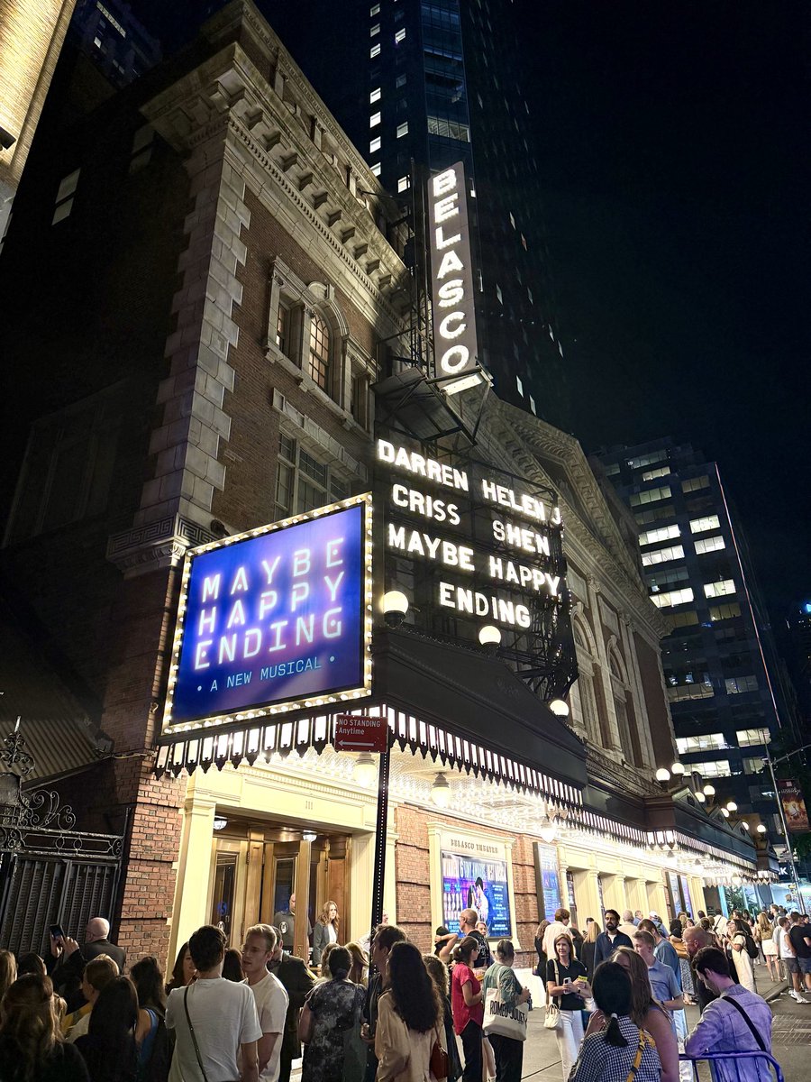 トニー賞最優秀作品賞含む6部門を受賞した韓国発ミュージカル『MAYBE HAPPY ENDING』。出演者4名だけでも演出セット照明等でこんなことやあんなことまでできちゃうんだぁ…とまるで魔法のようでした。物語に没頭しすぎたのか最後予想外の展開になぜか涙が溢れ出て…溝渕の目にも涙を流させるなんて…！