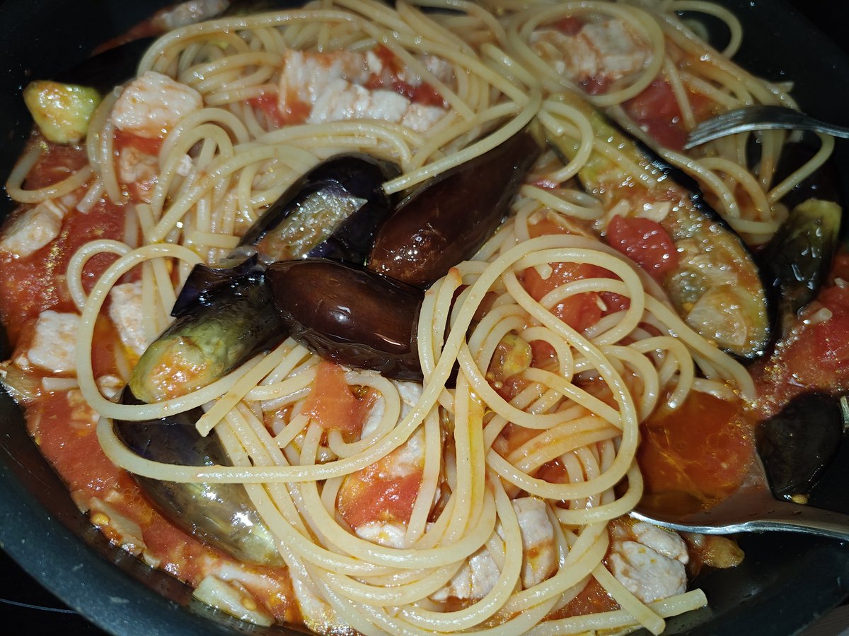 小さいナスは切らずにナスと豚バラ、ニンニク、唐辛子、トマトでパスタ！
切らないナスがキモい見た目してて笑ってる