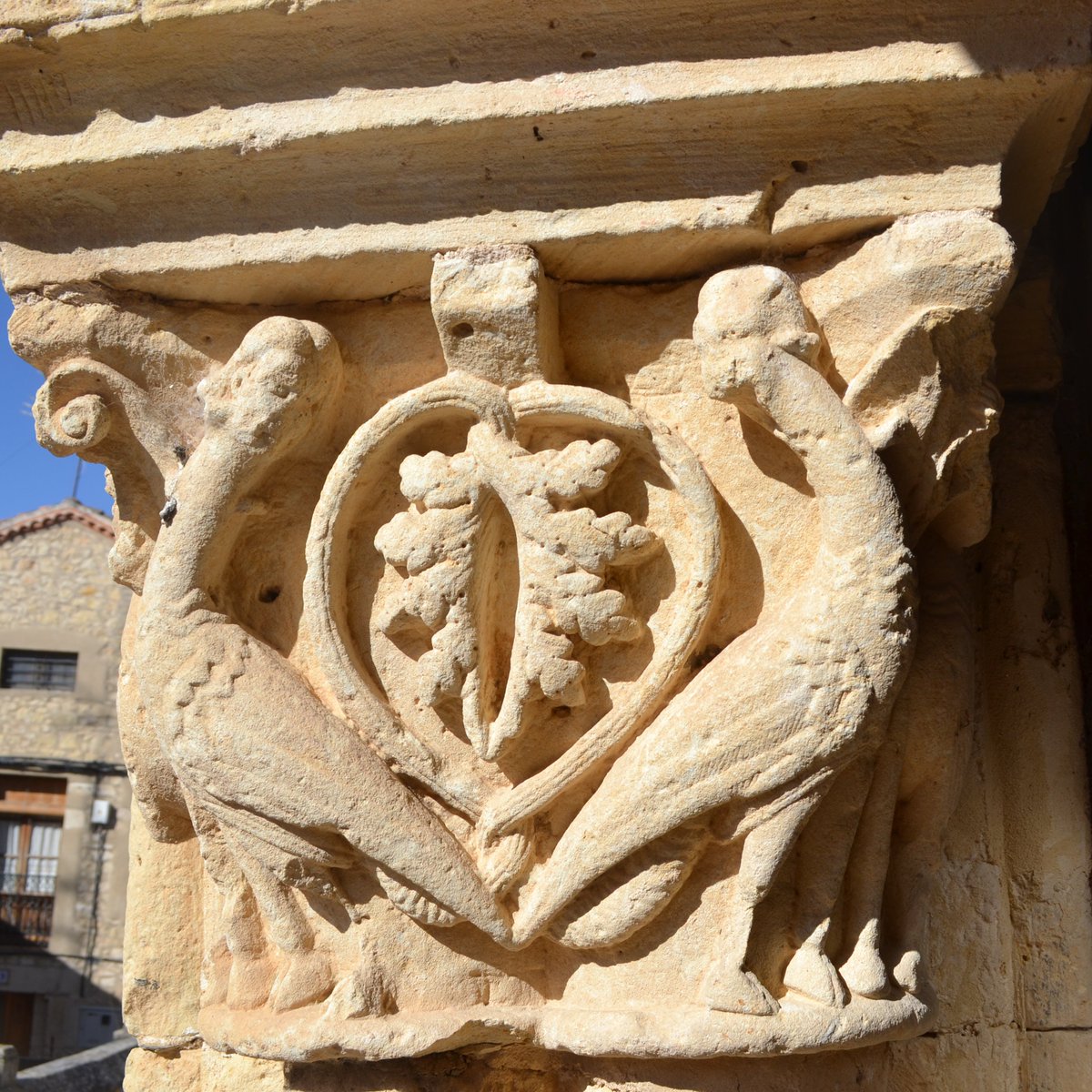 Ya sabéis todos que en la provincia de Segovia abundan las galerías porticadas románicas. Hoy os enseño una no tan conocida, la de la Iglesia de Santiago, en Bernuy de Porreros.
Y quisiera destacar un bello capitel donde un centauro dispara a una pareja de arpías.