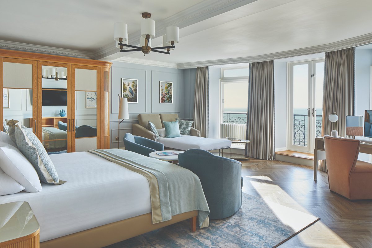 PHbyRoma's tweet photo. A spectacular multi-million-pound refurbishment has added rich new layers of luxury and opulence to Brighton’s historic seafront hotel - The @GrandBrighton. 

Key Contributors: @dale_saunca and David Scott Tiles.

Read More: https://t.co/e5KjHA5POE https://t.co/W7od9V1l8U