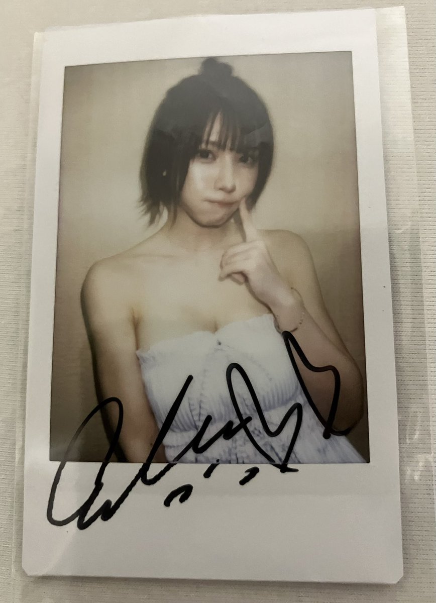 直筆サイン入り えなこ写真集『エピローグ』(写真2枚付き) m*x様 直筆サイン入り えなこ写真集『エピローグ』(写真2枚付き
