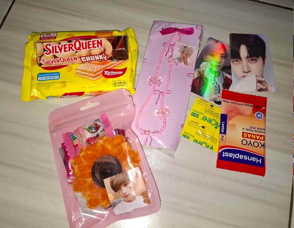 nkrmath_'s tweet photo. Thank u juga buat kak kia, ngga tau x nya apa 😭🙏 dan ka ara @_onyourchan udah kasih aku freebies pas sharing apart, tapi aku sedih karena ngga bawa apa² 😭 seru banget juga pas pertama ketemu, dikira salah orang 😅🥰 https://t.co/pjLCZh5l5f