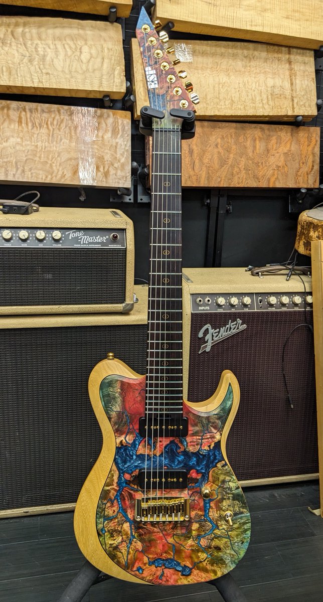 esorairodays's tweet photo. ESPの中古オーダー品をMNG！
レジンREXウッドトップ、ネックもボディーバックもコリーナ1P、ココボロ指板でPRSスケール、7弦でP90と、クセの塊ギター、、、、
ESP50周年に出逢えたミラクル、、、 https://t.co/UQMzgtmhia