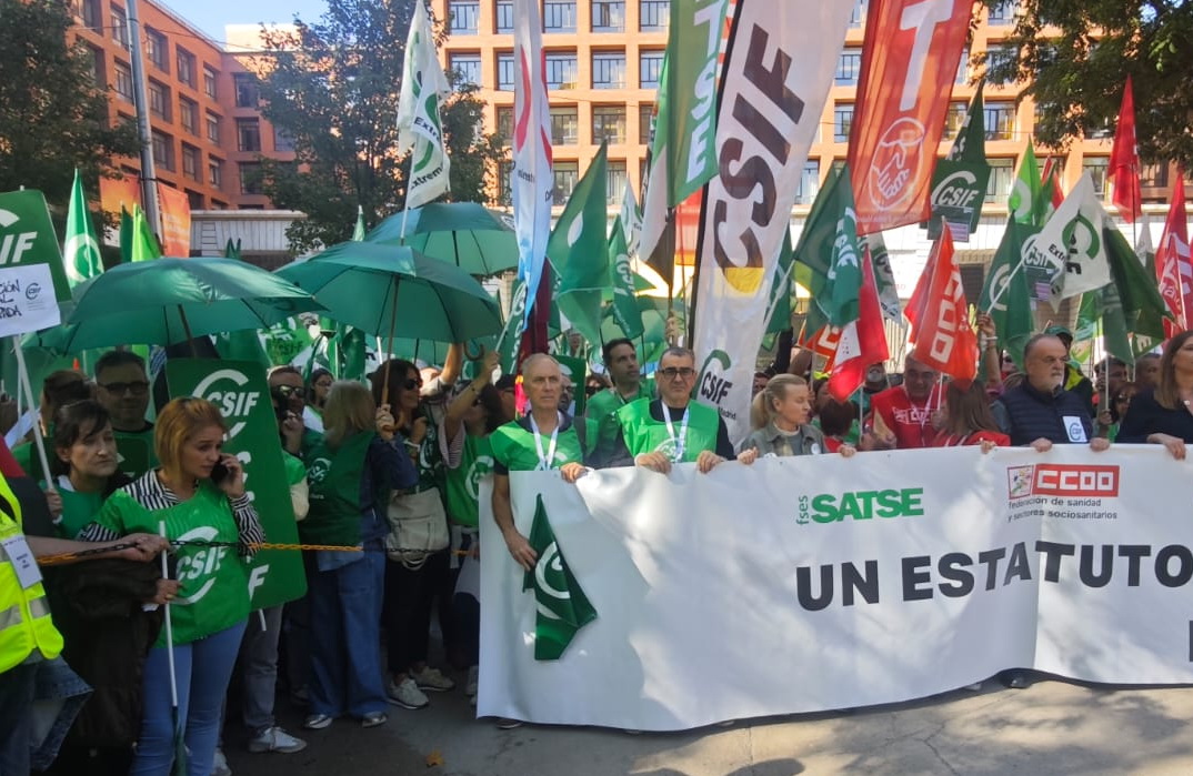 GaliciaCsif's tweet photo. 🚨 Nuestros/as compañeros/as del ámbito sanitario protestan hoy en Madrid junto a miles de trabajadores de la #sanidad para reclamar a la ministra @Monica_Garcia_G un acuerdo que permita aprobar un nuevo #EstatutoParaAvanzar. 
@CSIFnacional  @CSIFSanidadNaci #CSIF https://t.co/fcFW4yOUox