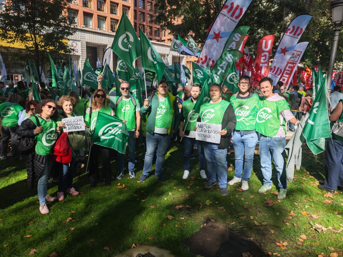 GaliciaCsif's tweet photo. 🚨 Nuestros/as compañeros/as del ámbito sanitario protestan hoy en Madrid junto a miles de trabajadores de la #sanidad para reclamar a la ministra @Monica_Garcia_G un acuerdo que permita aprobar un nuevo #EstatutoParaAvanzar. 
@CSIFnacional  @CSIFSanidadNaci #CSIF https://t.co/fcFW4yOUox