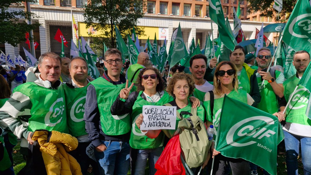 GaliciaCsif's tweet photo. 🚨 Nuestros/as compañeros/as del ámbito sanitario protestan hoy en Madrid junto a miles de trabajadores de la #sanidad para reclamar a la ministra @Monica_Garcia_G un acuerdo que permita aprobar un nuevo #EstatutoParaAvanzar. 
@CSIFnacional  @CSIFSanidadNaci #CSIF https://t.co/fcFW4yOUox