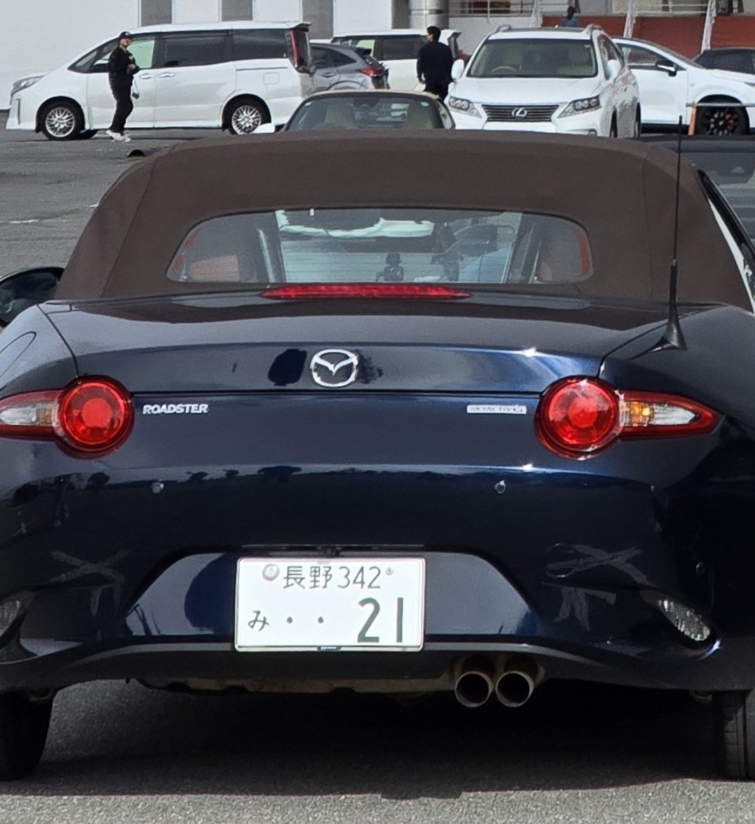 winnie_nd5rc's tweet photo. @nd5rc_pqm 近くからの写真がなく拡大ですが、同じ状態な気がします。だから幌のサイドにシワができるんですね！納車時の写真との比較ありがとうございます！ https://t.co/kHawMzrgtJ