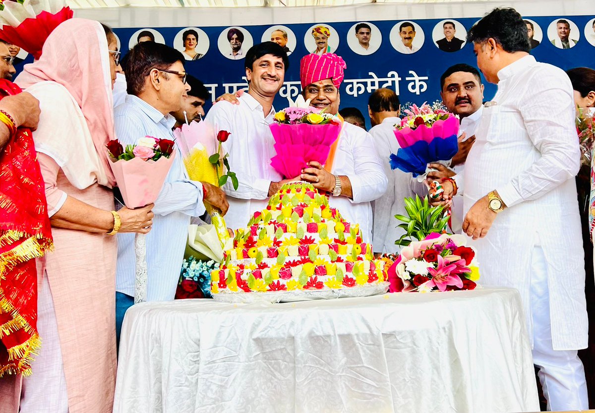 "राजस्थान प्रदेश कांग्रेस कमेटी के अध्यक्ष श्री गोविंद सिंह डोटासरा जी के जन्मदिवस के अवसर पर आज जयपुर में आयोजित कार्यक्रम में पहुँचकर उन्हें बधाई एवं शुभकामनाएँ दीं।"
<a href="/GovindDotasra/">Govind Singh Dotasra</a>