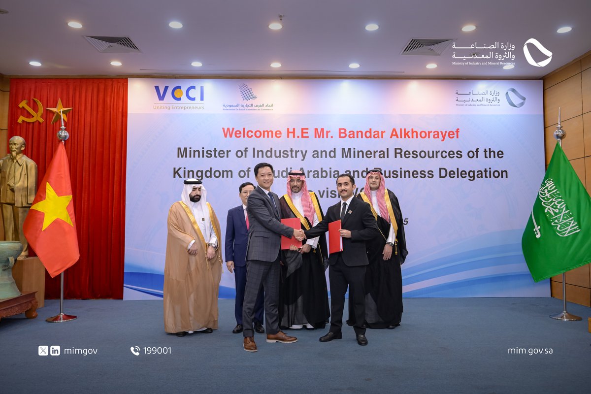 معالي وزير #الصناعة_والثروة_المعدنية أ. بندر الخريف يشهد توقيع (5) اتفاقيات استثمارية في عدة قطاعات صناعية، خلال مشاركته في ملتقى الأعمال السعودي-الفيتنامي، والذي انعقد في العاصمة الفيتنامية هانوي.