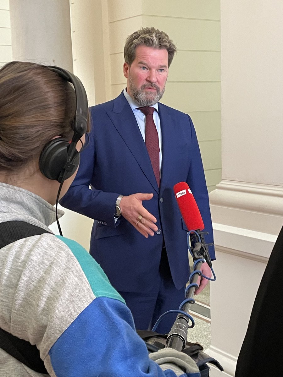 „Wir werden das Baumgesetz der Initiative in seinem wesentlichen Bestand übernehmen. Die Initiative ist eingeladen mit uns darüber zu sprechen im Parlament. Wir wollen ein Baumpflanzungsgesetz und kein Parkplatzvernichtungsgesetz“

CDU-Fraktionschef ⁦<a href="/DirkStettner/">Dirk Stettner</a>