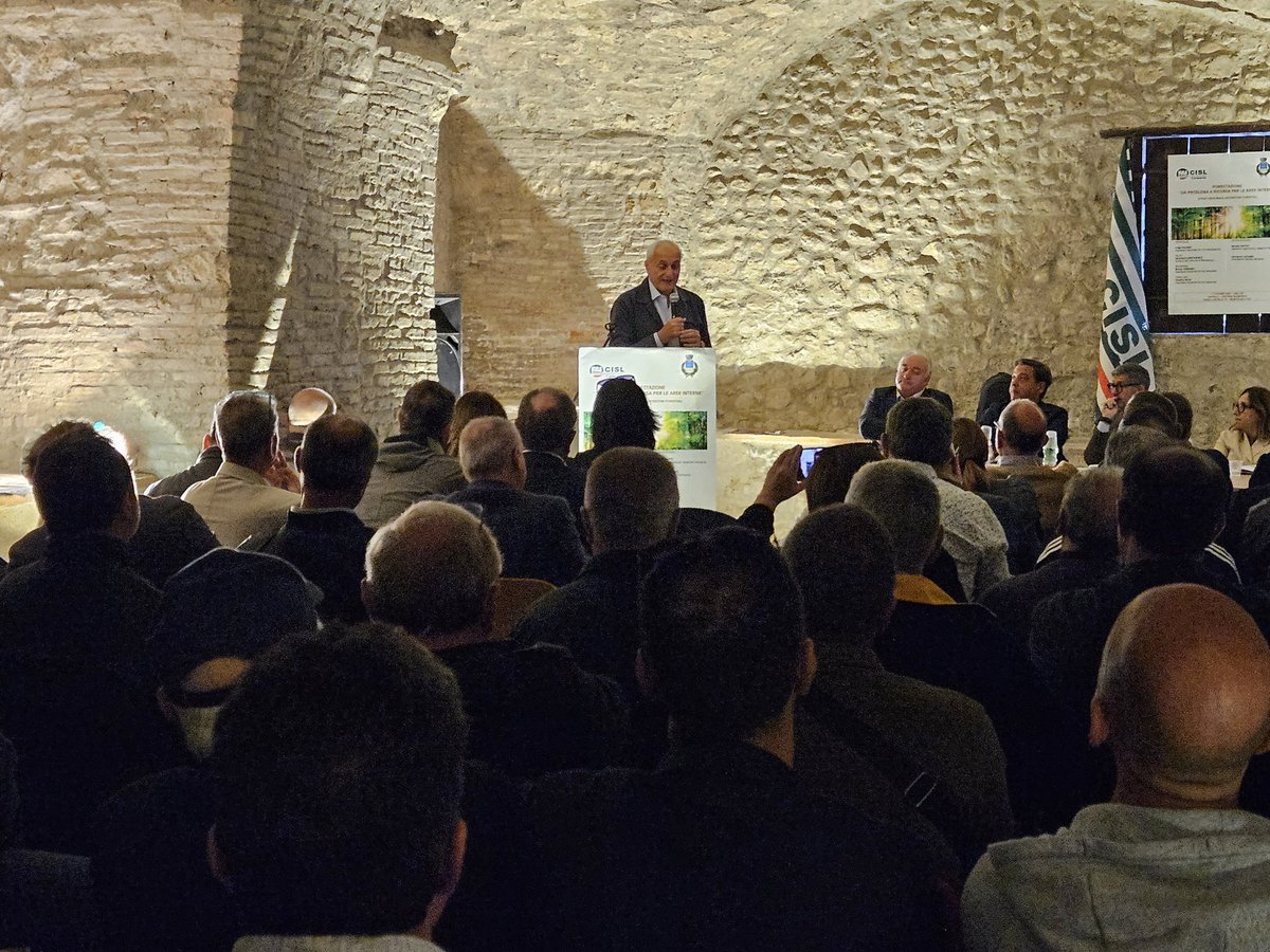 fai_cisl's tweet photo. #1ottobre, all'iniziativa sul futuro della #forestazione in Campania intervengono l'assessore @Reg_Campania @NicolaCaputo e il Presidente #Uncem regionale Vincenzo Luciano. "La nuova legge nazionale sul comparto forestale detti la linea per un rilancio del settore, maggiore tutela dei lavoratori, aumento degli addetti e salvaguardia dell'ambiente e delle aree interne, così da favorire il ripopolamento" hanno ribadito nei loro interventi.