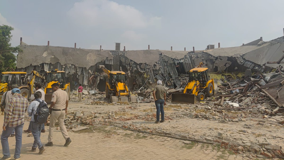 🚨 गुरुग्राम में अनाधिकृत कमर्शियल भवन ध्वस्त 🚨

नगर निगम गुरुग्राम ने बादशाहपुर, तपस्या ग्रांड वॉक मॉल के सामने स्थित विनायक फर्नीचर शोरूम संचालित अनाधिकृत भवन को डीटीपी आरएस बाट के नेतृत्व में जमींदोज किया।

✅ भवन लगभग 1000 वर्ग गज में बिना अनुमति निर्मित था।
✅ नगर निगम ने