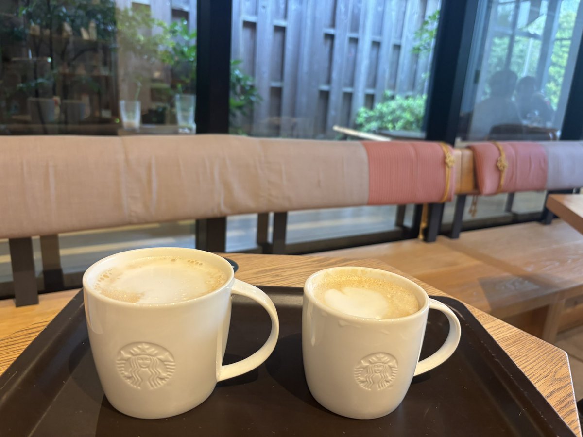 TERUDASUKI's tweet photo. 小雨☔️中スタバ鐘つきどう店に行きました。街並みに馴染んで店内も趣きがありました。久しぶり時の鐘を見ましたが、観光地化が進んでました✨
芋🍠恋は美味しいまんじゅうを食べました😋
 #スタバ
 #小江戸川越 https://t.co/Xpa1Mjb5nZ