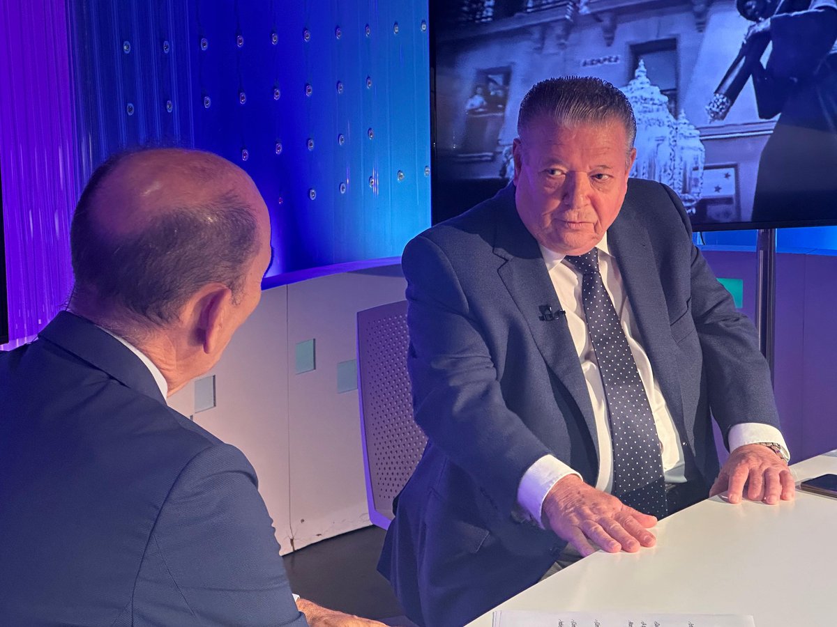 Anoche. Plató de La Pasión.

Manolo Villanueva: "Víctor, tengo que decirte una cosa. Esta es la última entrevista, no iré a ninguna más ni a más actos. Se acabó". 

Observen qué imagen (de fondo) tuvo el maestro tras de sí.