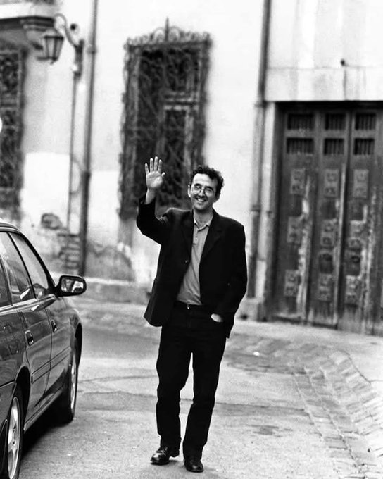 "Yo he sido feliz casi todos los días de mi vida, al menos durante un ratito, incluso en las circunstancias más adversas". 
—Roberto Bolaño
Vía <a href="/literlandweb1/">literland</a>