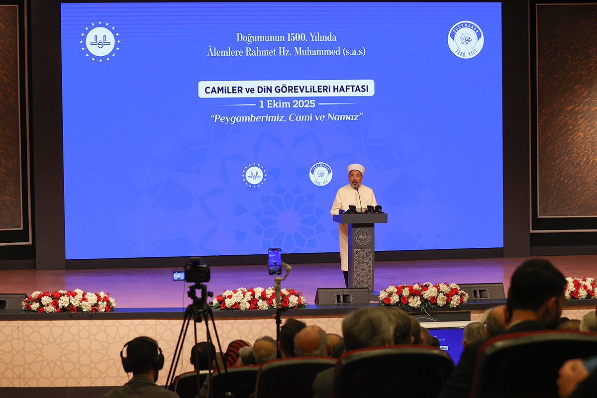 “Başkanlığımız ülkemizin birlik, beraberlik ve kardeşlik harcı olmaya devam edecektir”
Diyanet İşleri Başkanı <a href="/DIBSafiArpagus/">Prof. Dr. Safi Arpaguş</a>, Camiler ve Din Görevlileri Haftası Açılış ve Tanıtım Programı’na katıldı.

diyanet.gov.tr/tr-TR/Kurumsal…