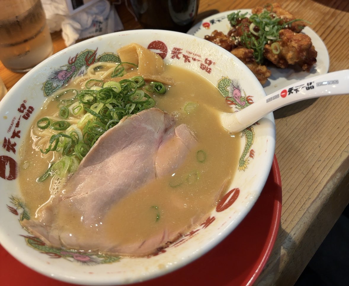 今夜も尖った秒針
時を切り刻んでる
Chi Chi Chi...
いつまでも片付かない
ホームワーク投げ出し
Son of a gun
転がる夢なんだよ
追いかけていたいのは
止まれば逃げてゆくよ
気を抜いちゃダメなのさ