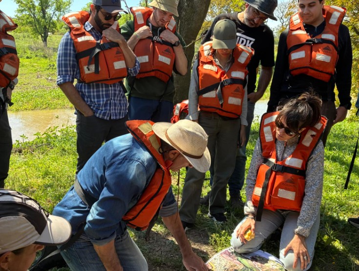 FIRE_ADAPT's tweet photo. 🛥️Field trip #SHArgentina: Visit to the islands of the Paraná river and knowledge exchange with local people.

👉Getting to know the Paraná river fluvial system and  its wedlands. 
👉Learning about the use of fire by a local family.

It's been a very enriching day! Thank you #CarlosRamonell @ZuleicaMarchetti @aylencarrasco4 @UnlFich and @fran10diaz @protcivilstafe 🙌